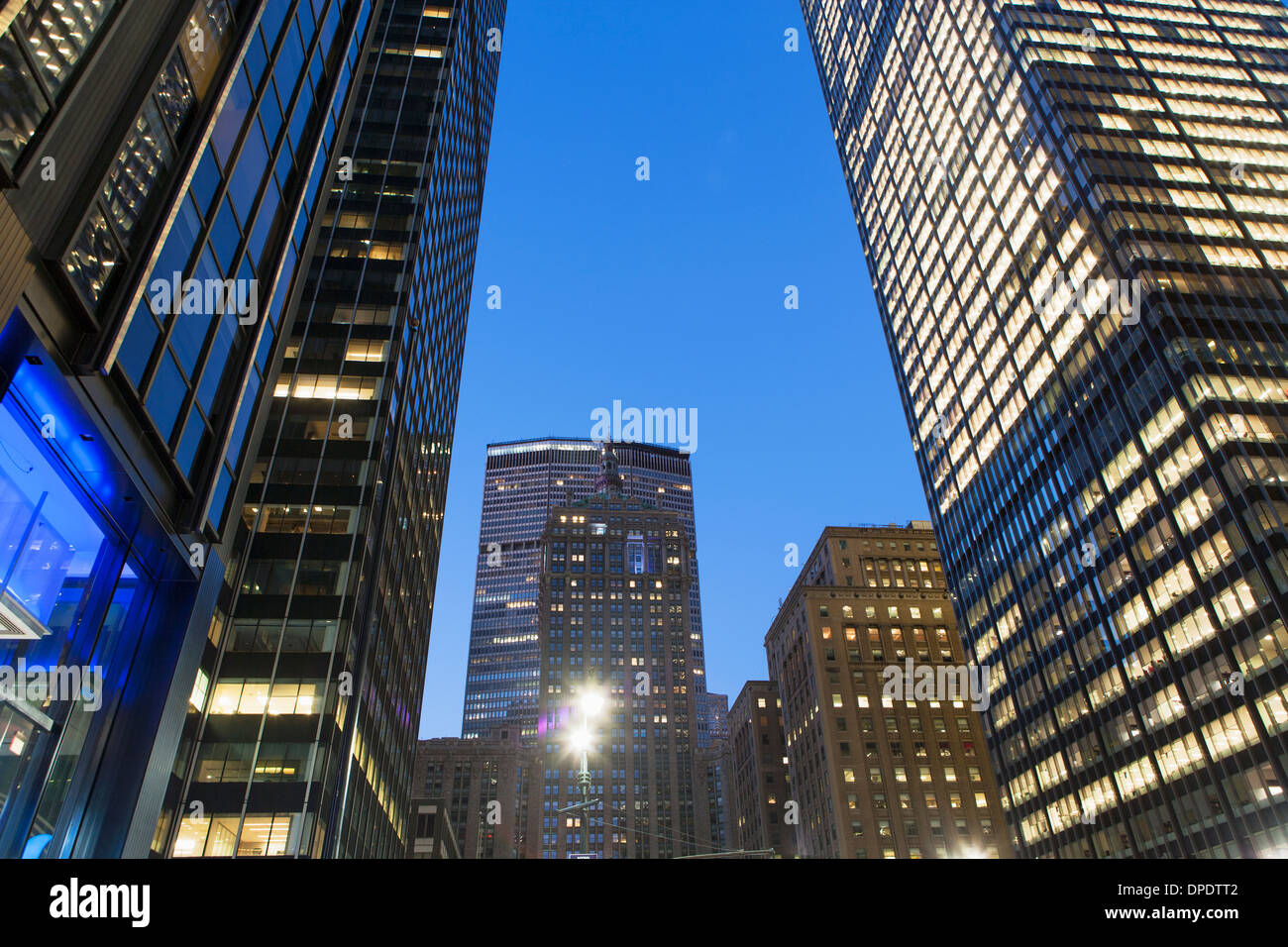 La vie a rencontré des capacités et l'Avenue du Parc au crépuscule, New York, USA Banque D'Images