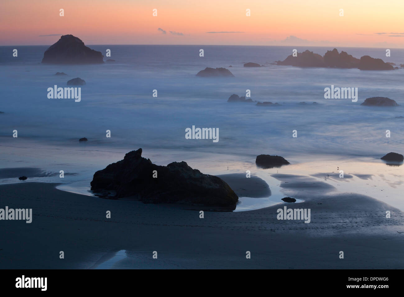 Le soleil se couche sur la plage de Bandon au sud le long de la côte de l'Oregon. USA Banque D'Images