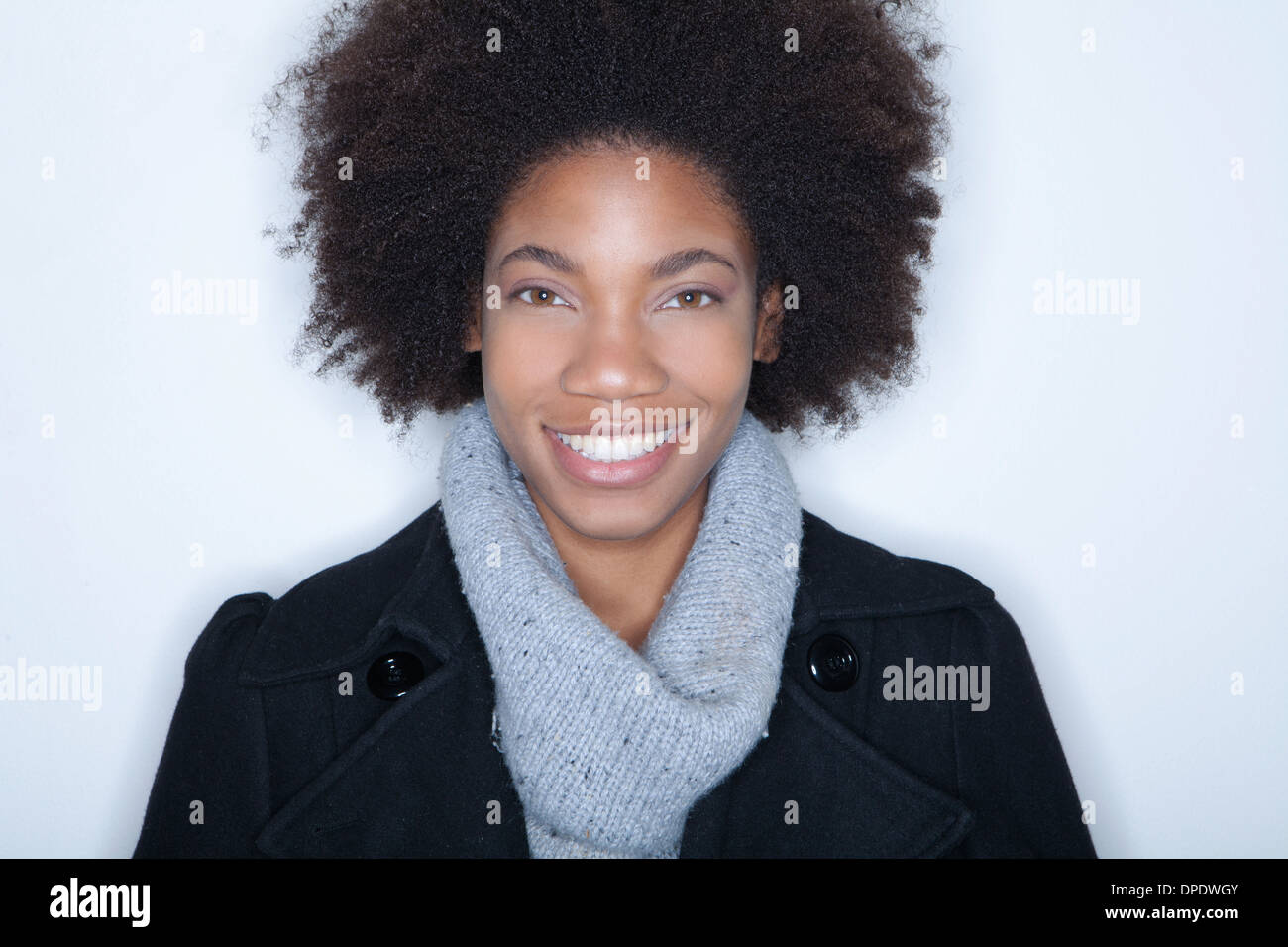 Studio portrait of young woman with afro Banque D'Images