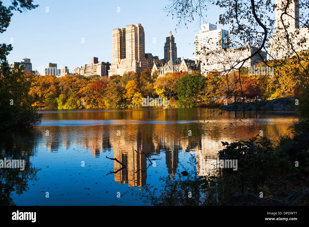 Réflexions dans Central Park Lake, New York City, USA Banque D'Images