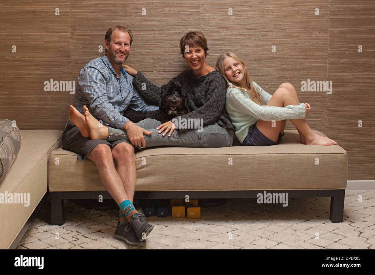 Portrait of parents and daughter on sofa Banque D'Images