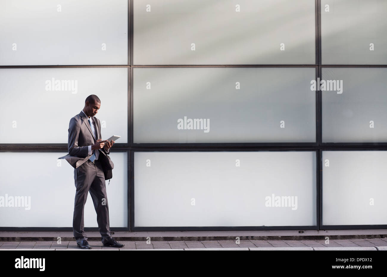 Businessman using digital tablet Banque D'Images