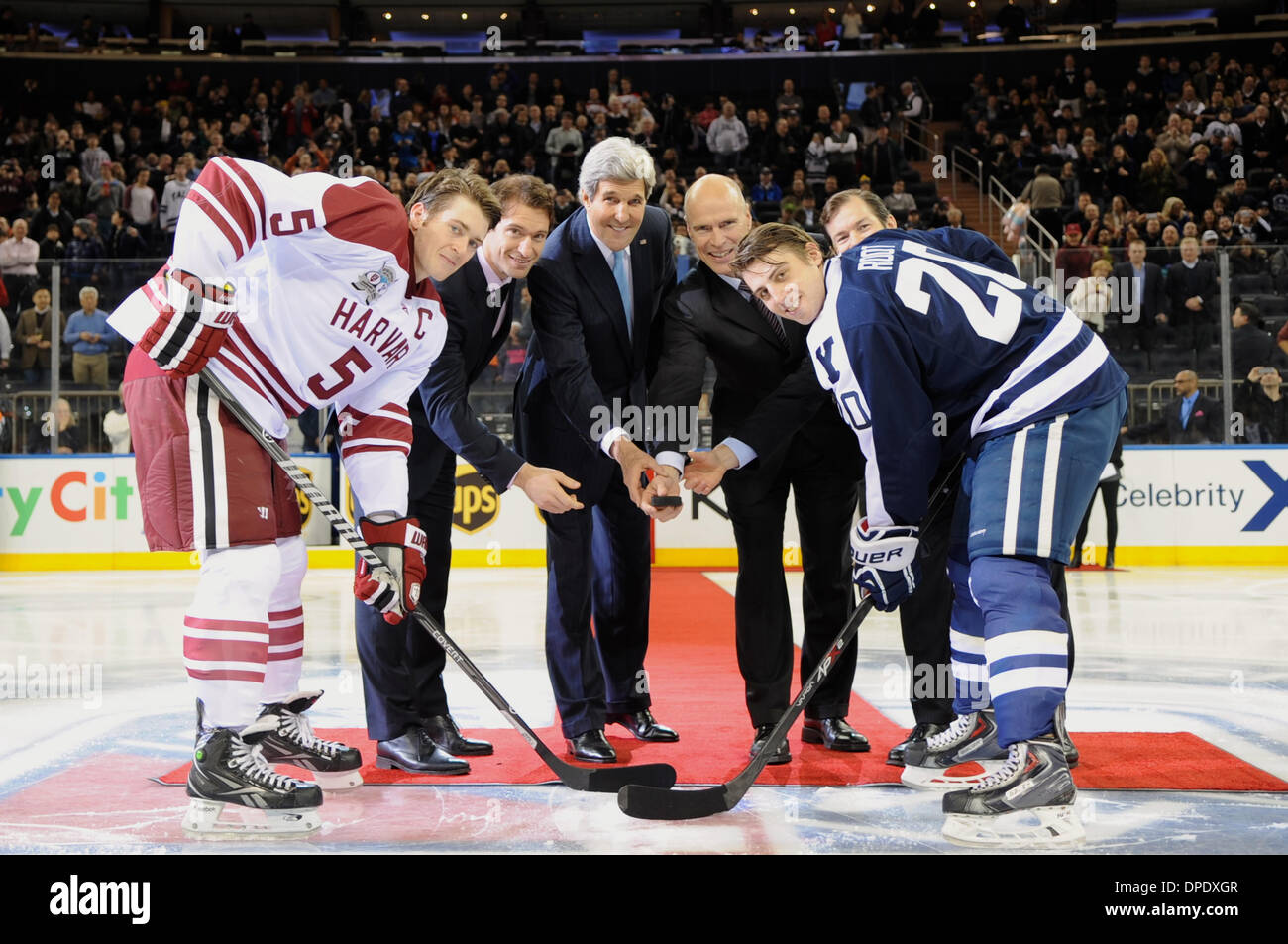 Le secrétaire d'Etat américain John Kerry rejoint les chefs de l'Harvard et Yale équipes de hockey sur glace, ainsi que sur les Rangers de New York dvd Dominic Moore et Mark Messier et joueurs à la retraite Mike Richter, pour la mise au jeu avant que les deux équipes universitaires rival joué au Madison Square Garden le 11 janvier 2014 à New York, NY. Banque D'Images