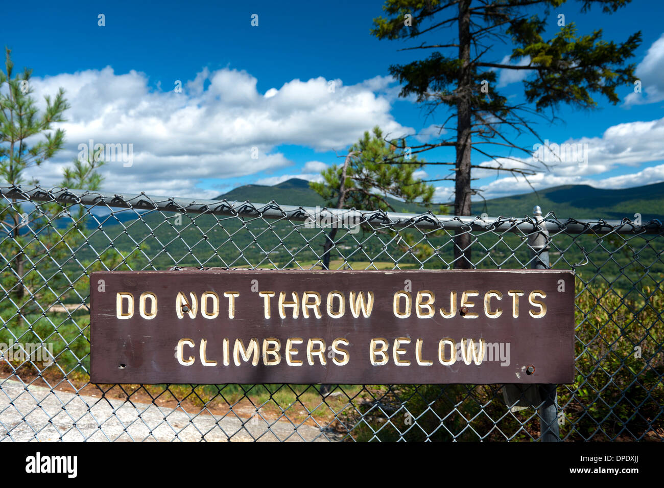 'Ne pas lancer des objets grimpeurs ci-dessous' au sommet de cathédrale Ledge dans North Conway, New Hampshire, USA. Banque D'Images