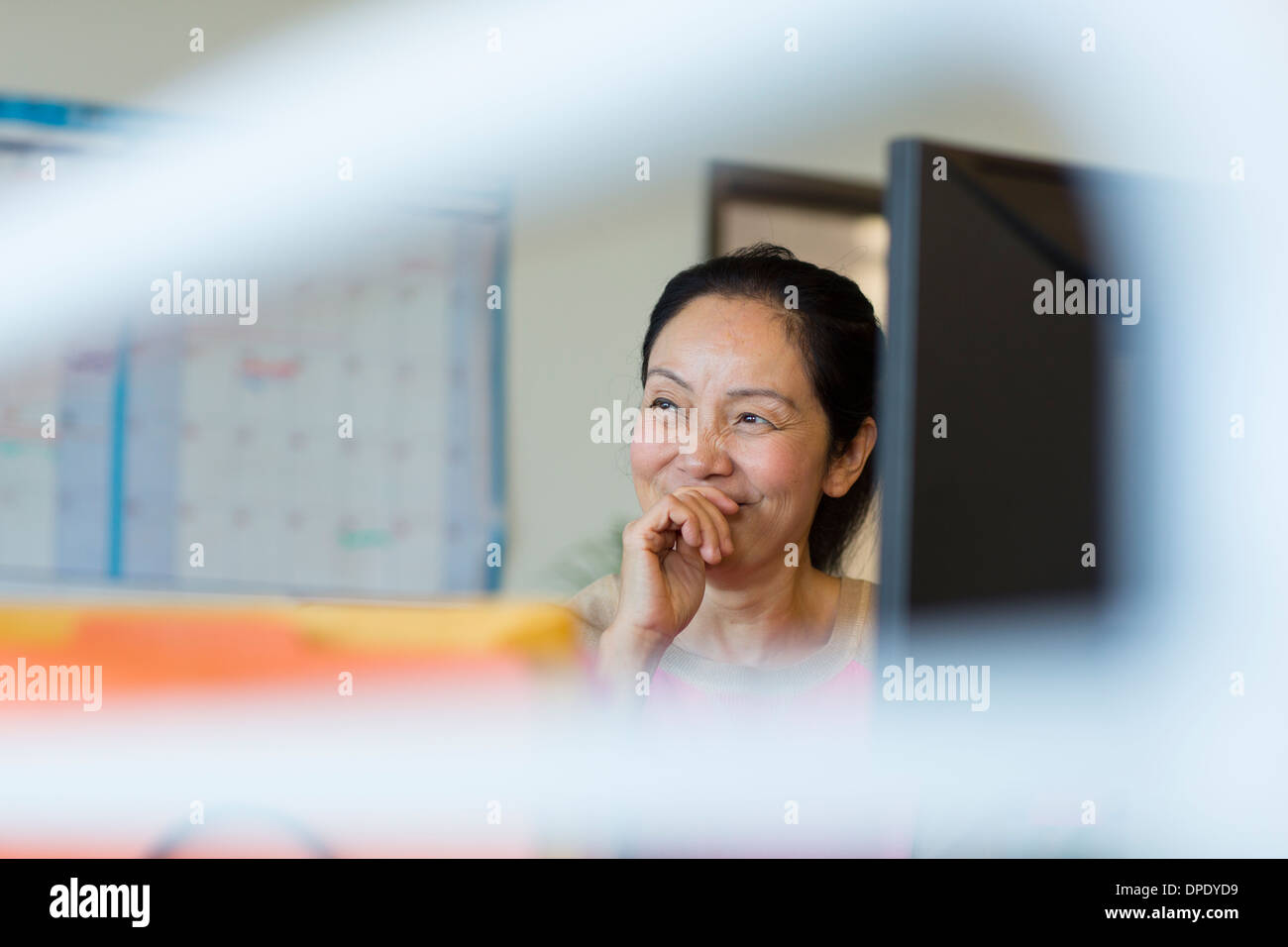 Senior woman using computer Banque D'Images