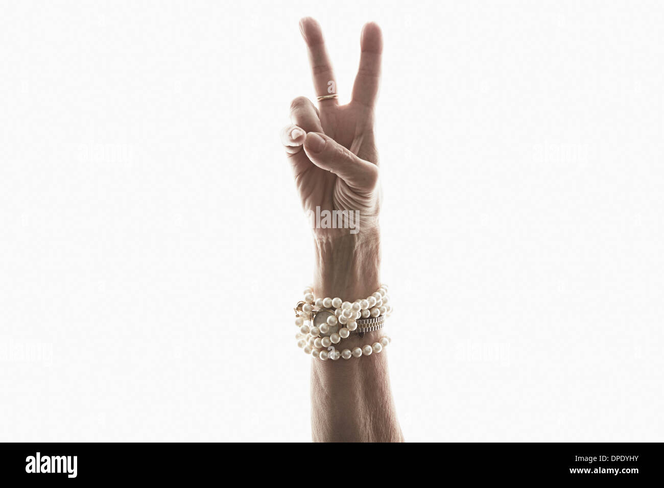Studio shot of young woman's hand making peace geste Banque D'Images
