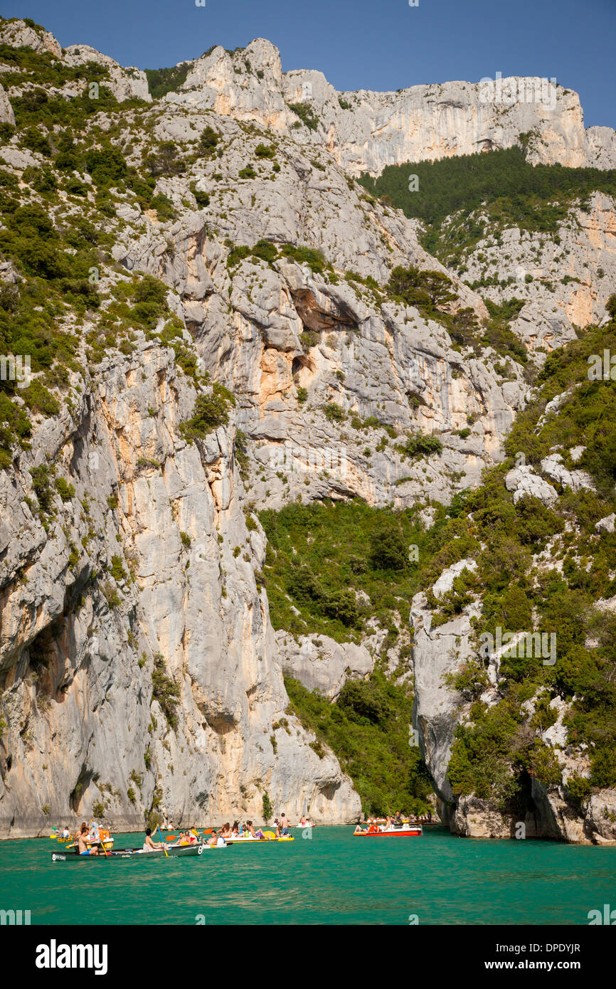 La navigation de plaisance dans les Gorges du Verdon, Alpes de Haute Provence, France Banque D'Images