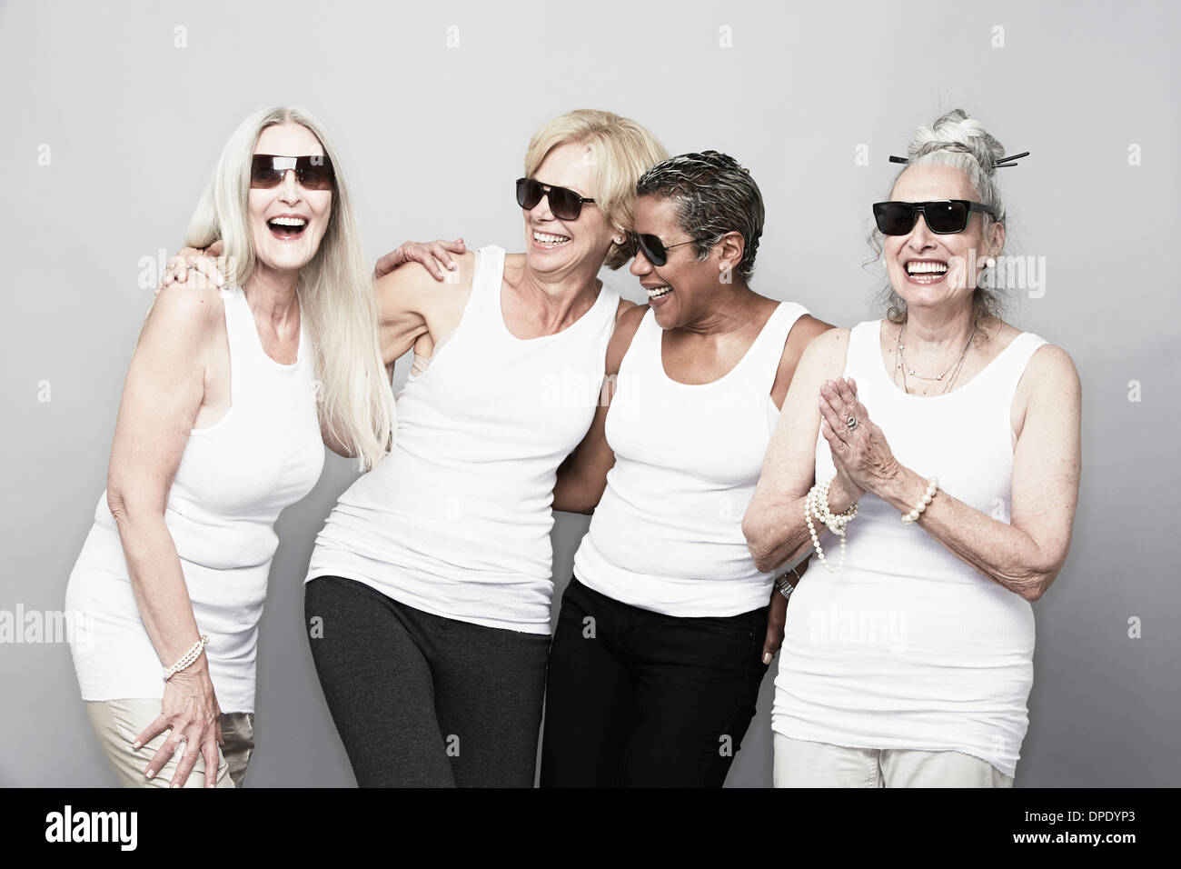 Studio portrait of senior women friends in sunglasses Banque D'Images