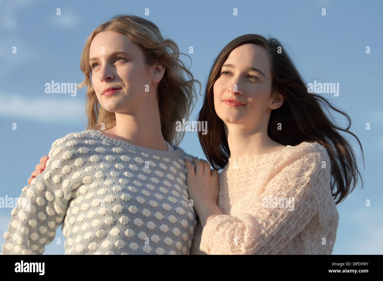 Deux jeunes femmes d'amis à côte, Whitstable, Kent, UK Banque D'Images