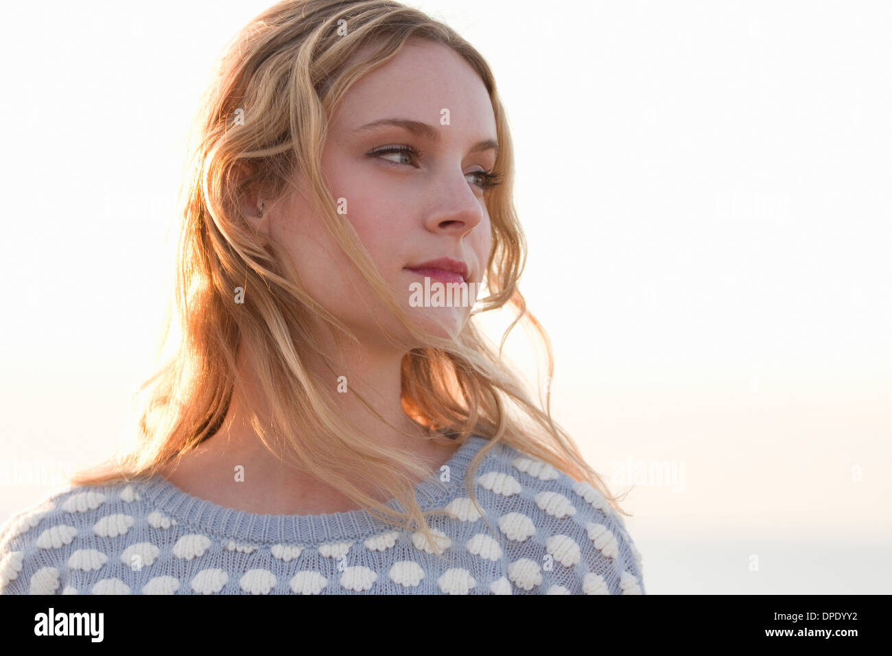 Portrait of young woman at coast, Whitstable, Kent, UK Banque D'Images