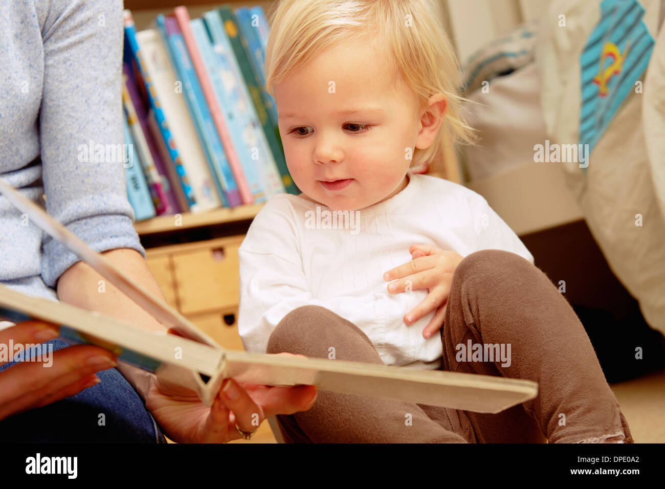 Lecture photo book mère avec bébé fille Banque D'Images