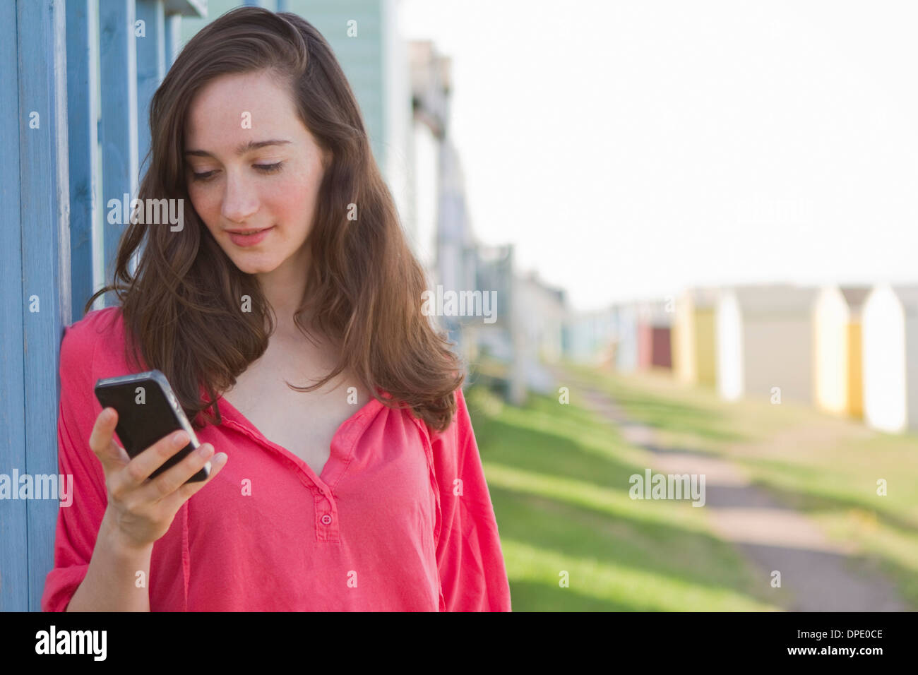 Portrait of young woman with mobile phone, Whitstable, Kent, UK Banque D'Images