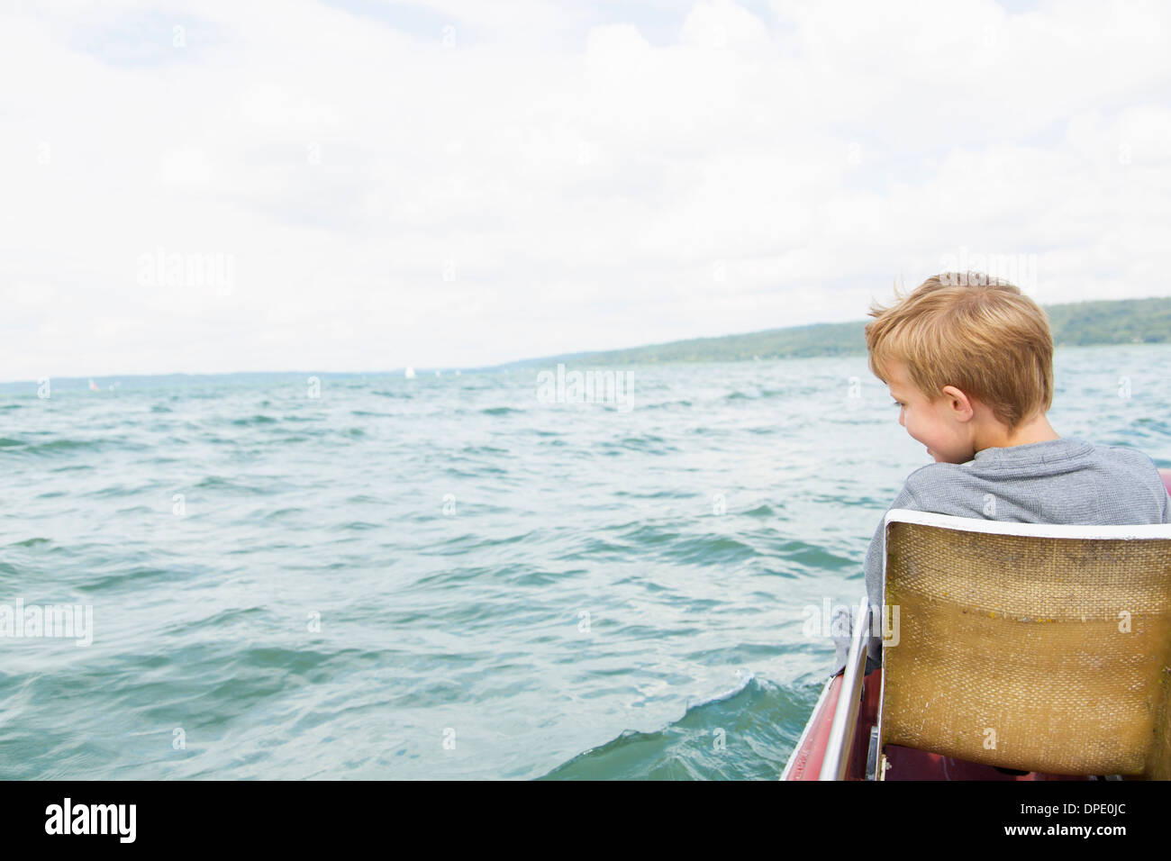 Jeune garçon, pédalo sur le lac Ammersee, Bavière, Allemagne Banque D'Images