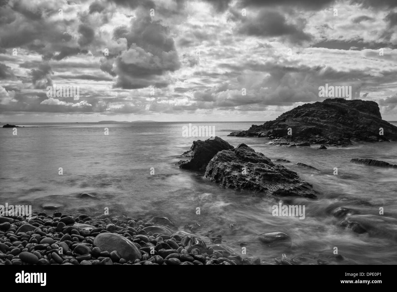 Ciel orageux et Rocky Shores at Wisemans Bridge sur la plage du parc national de Pembrokeshire Coast, à l'ouest du pays de Galles, Royaume-Uni Banque D'Images