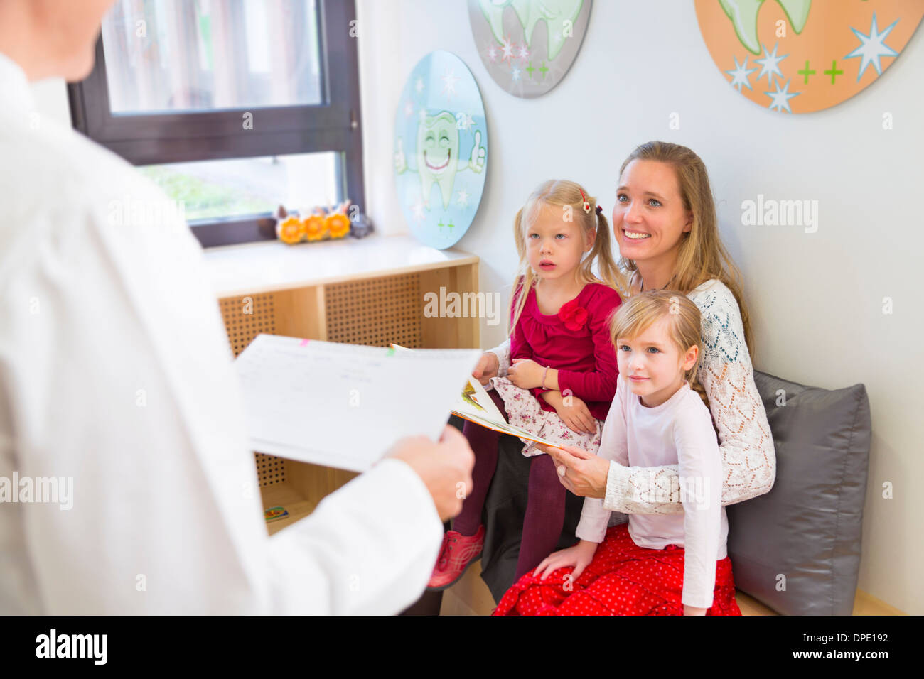 Mère avec ses filles dans la salle d'attente des dentistes Banque D'Images