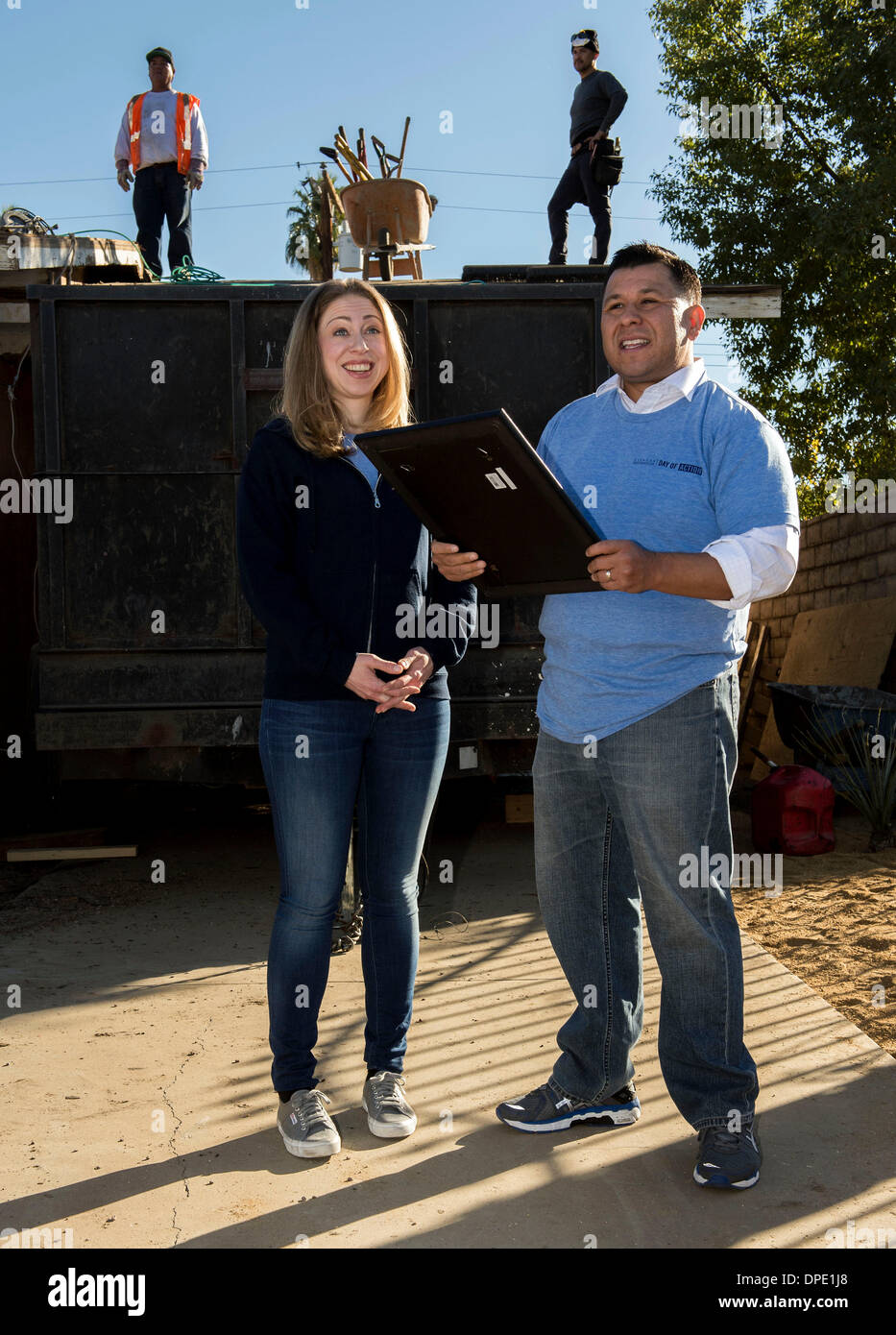 Coachella, en Californie, aux États-Unis. 13 Jan, 2014. CHELSEA CLINTON, Vice-président de la Fondation Clinton, réagit comme Coachella, en Californie, le maire Eduardo GARCIA proclame le 13 janvier 2014, en tant que ''Chelsea Clinton Day'' de la ''Day d'action pour la vallée de Coachella.'' le quartier le bénévolat, ce qui est la réhabilitation des maisons sur la rue Las Palmas, débute le jour de l'Initiative Clinton Health Matters. Crédit : Brian Cahn/ZUMAPRESS.com/Alamy Live News Banque D'Images