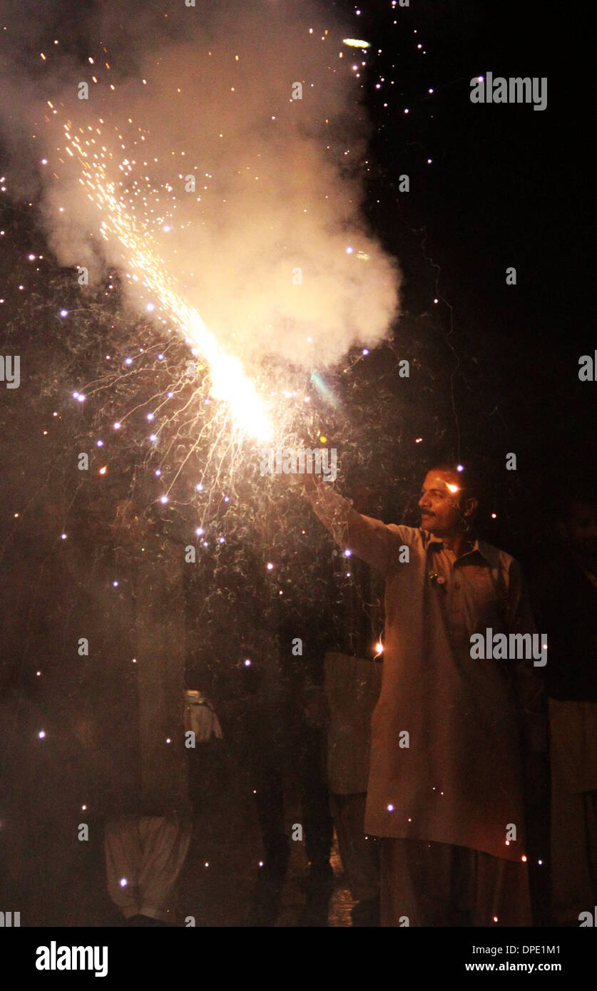 Lahore, Prophète. 13 Jan, 2014. Les résidents pakistanais d'artifice de lumière sur la veille de l'Eid Milad-un-Nabi, ou la naissance du prophète, dans l'est du Pakistan, Lahore le 13 janvier 2014. Credit : Sajjad/Xinhua/Alamy Live News Banque D'Images