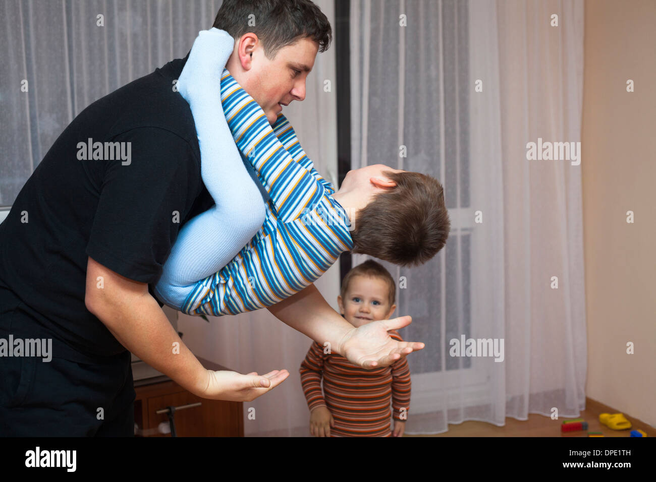 Heureux père jouant avec son enfant garçon à la maison Banque D'Images