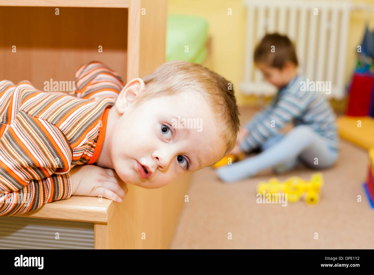 Jouer à la maison de l'enfant curieux Banque D'Images