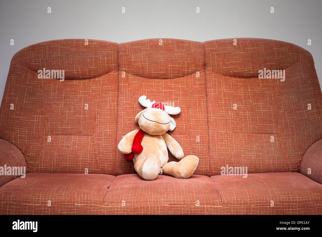 Peluche renne de Noël sitting on sofa Banque D'Images