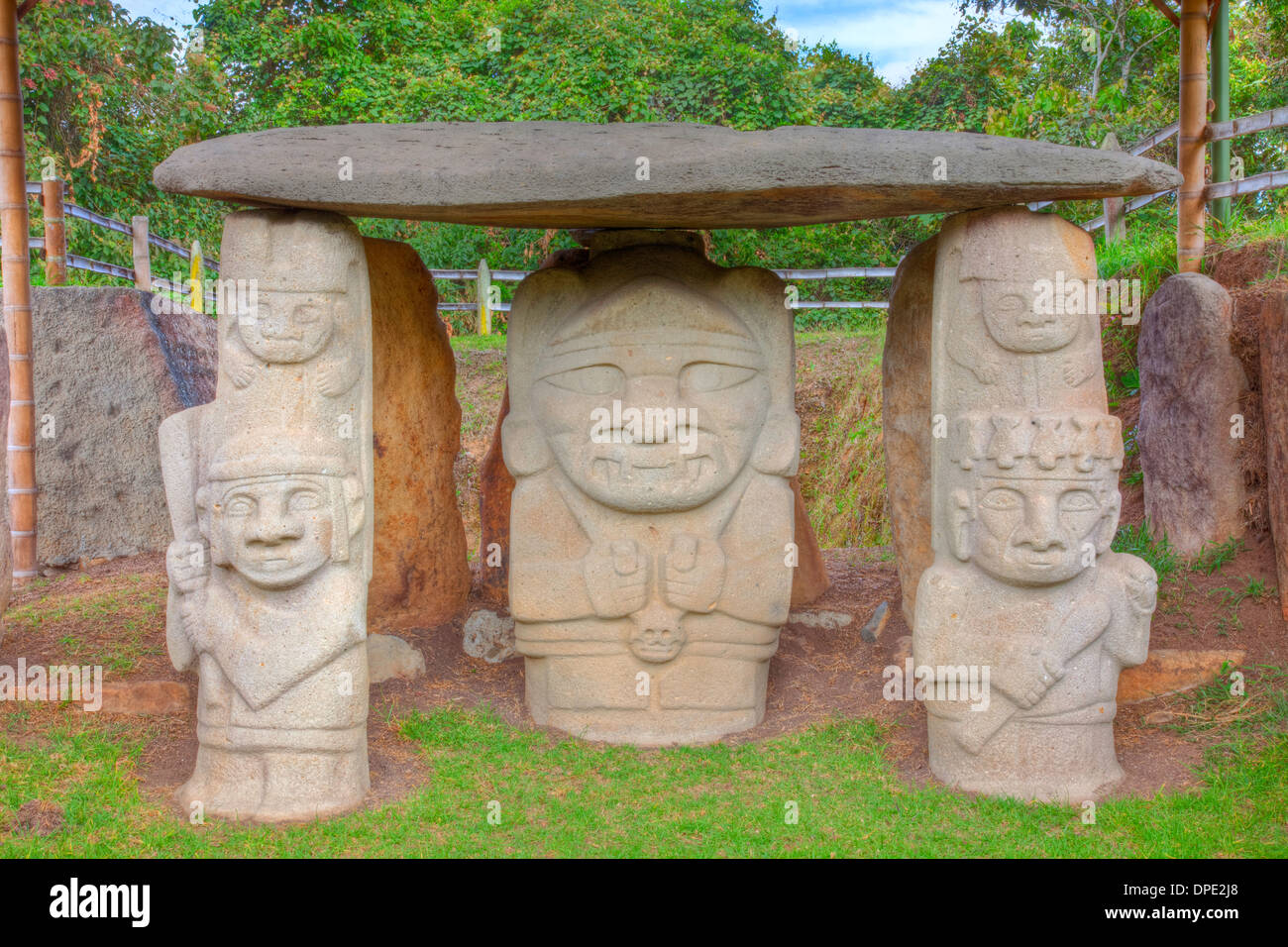Dolmen de la Cour royale, le parc archéologique de San Agustin, la Colombie, l'an 3000 statues de la culture inconnue Banque D'Images