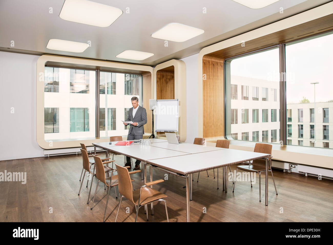 Businessman standing in conference room Banque D'Images