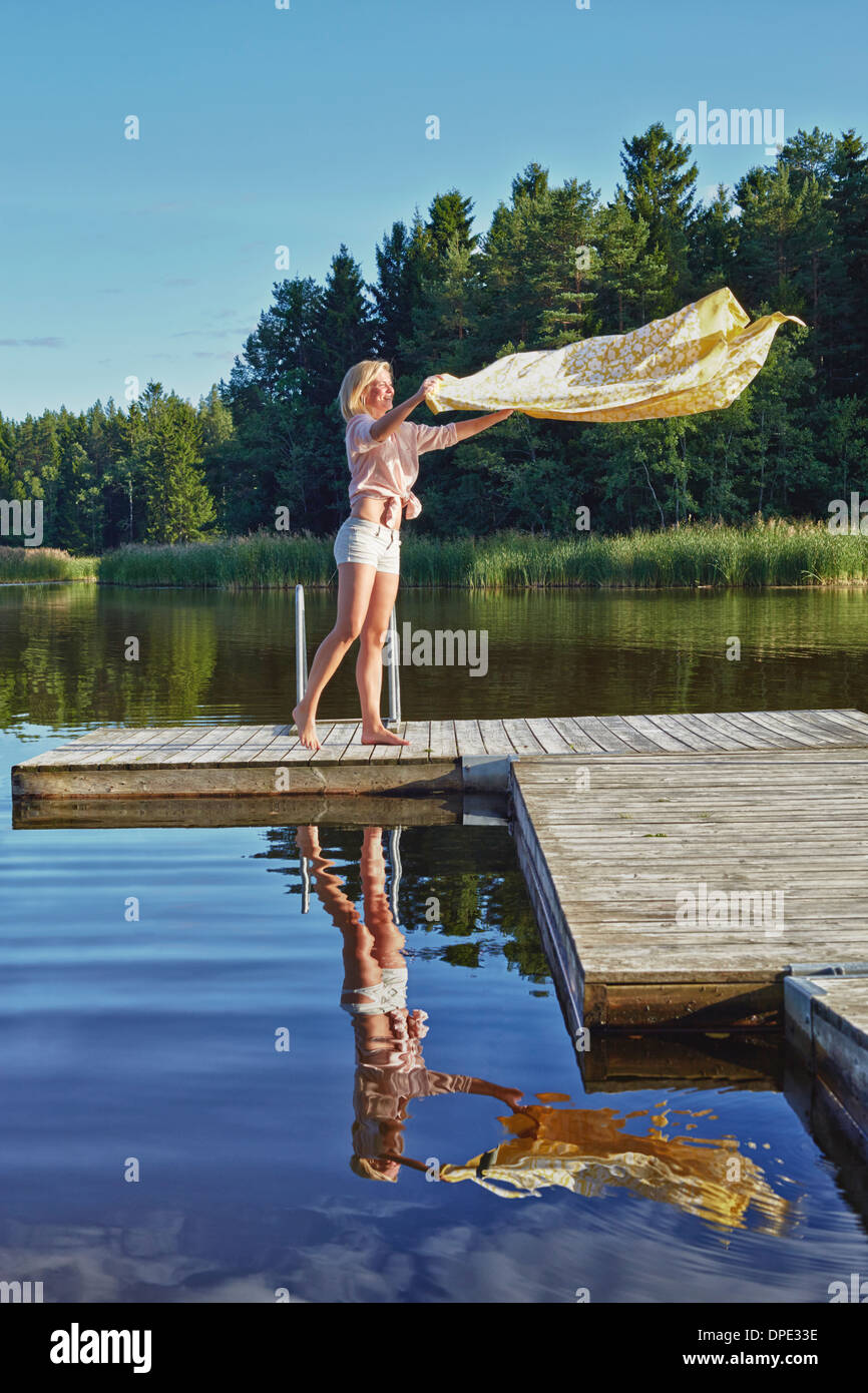 Woman couverture sur pier, Gavle, Suède Banque D'Images