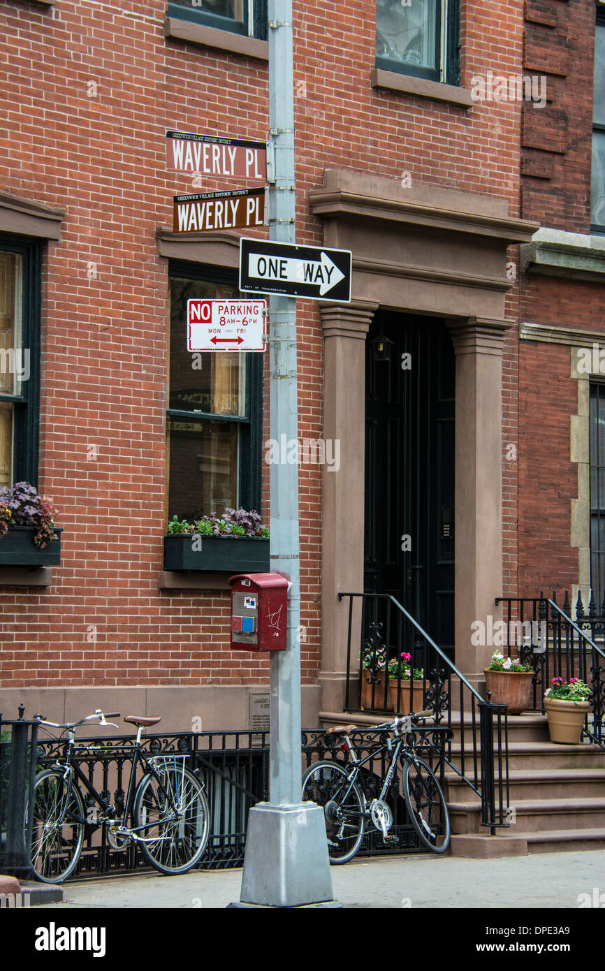 Les plaques de rue à l'angle de Waverly Place et Waverly Place à Greenwich Village, New York City, USA Banque D'Images