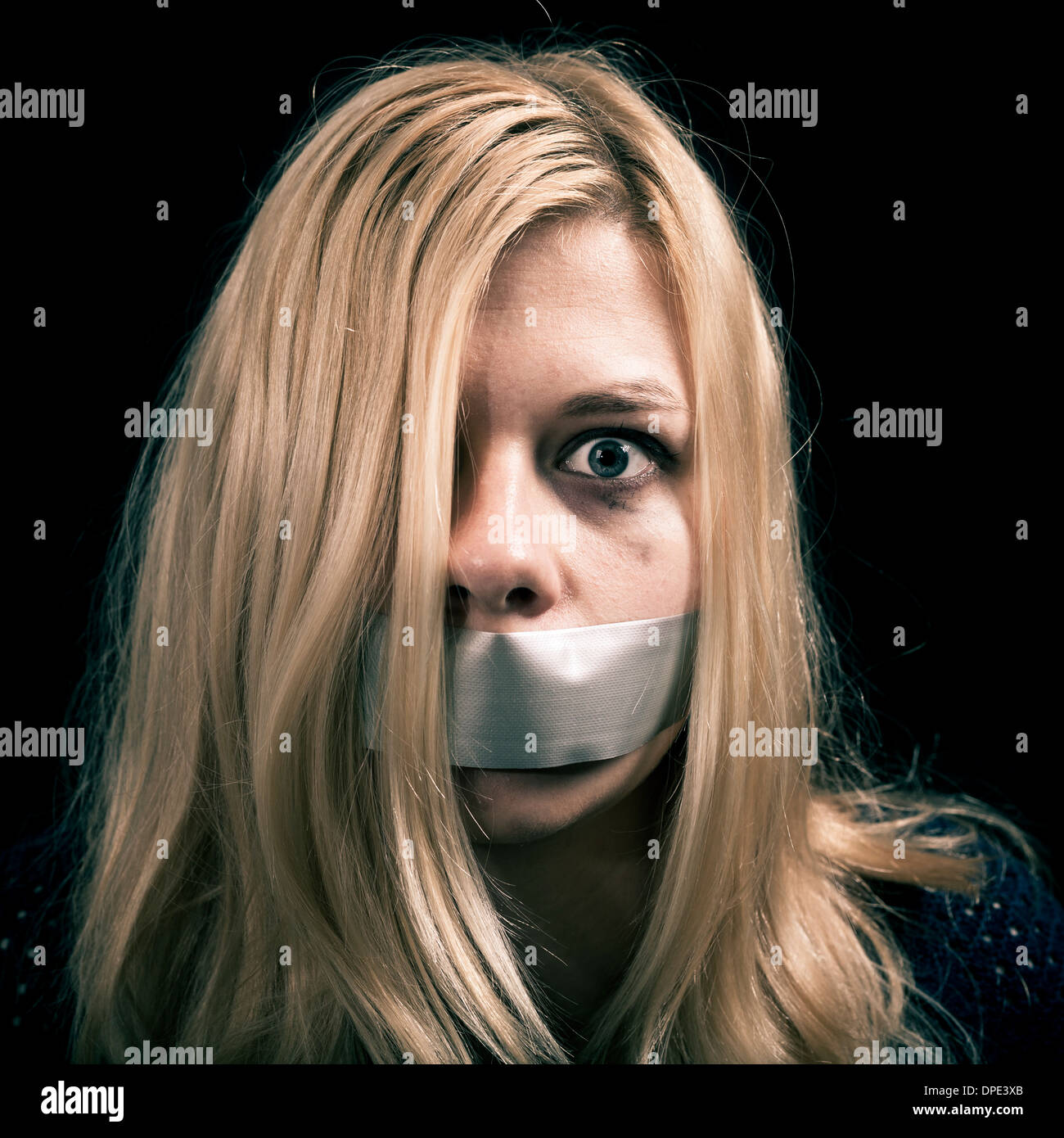 Portrait de femme kidnappée peur en otage avec le ruban adhésif sur sa bouche Banque D'Images
