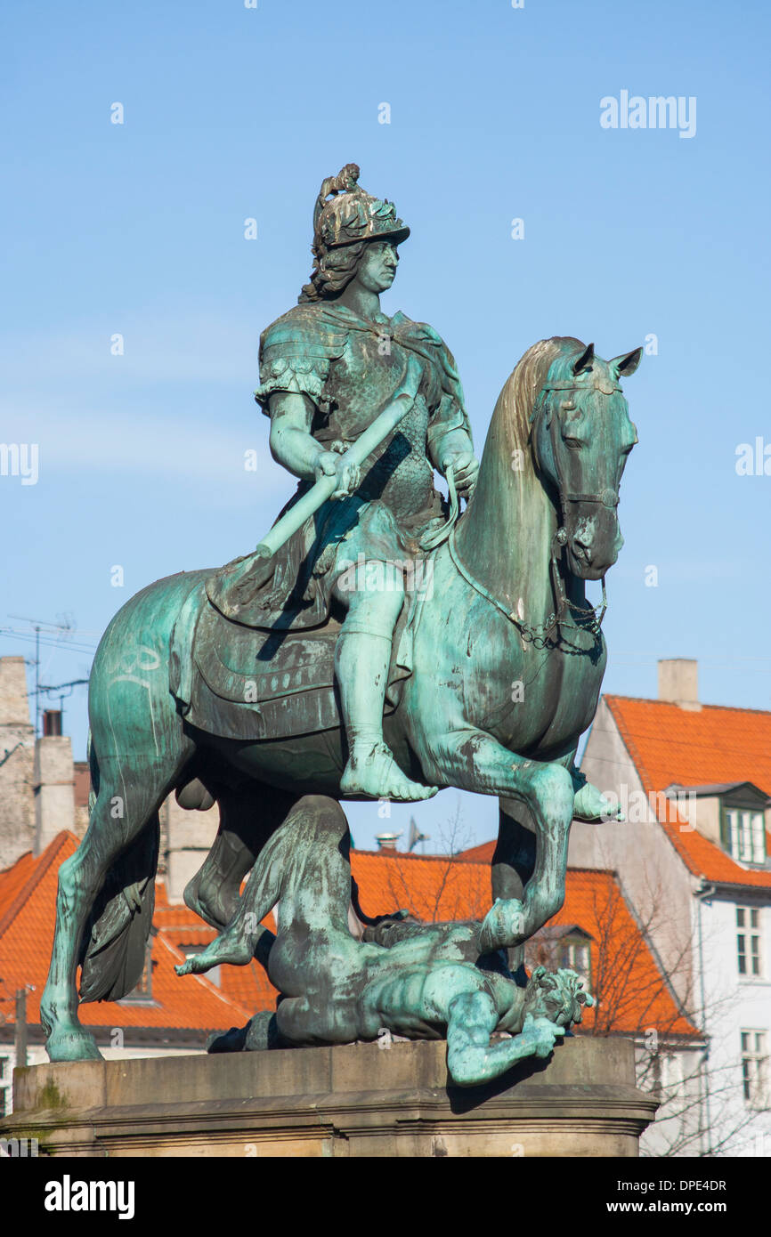 Statue du Roi Christian V sur Kongens Nytorv, Copenhague, Danemark Banque D'Images