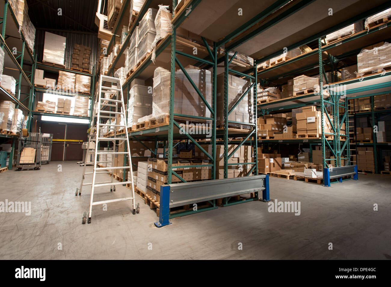 Etagères de stock et commandes dans l'entrepôt d'impression Banque D'Images