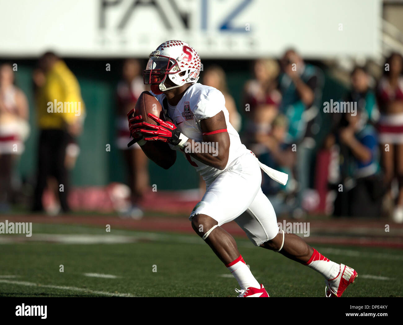 1 janvier, 2014 - Pasadena, CA, États-Unis d'Amérique - 1 janvier 2014 Pasadena, CA...le receveur de Stanford (7) Ty Montgomery s'apprête à retourner le coup. Le Stanford Cardinal ont été défaits 24-20 par la Michigan State Spartans le mercredi, Janvier 1, 2014 dans le 100ème Vizio Rose Bowl game à Pasadena, en Californie. (Crédit obligatoire : Juan Lainez / MarinMedia.org / Cal Sport Media) (photographe complet, et de crédit requise) Banque D'Images