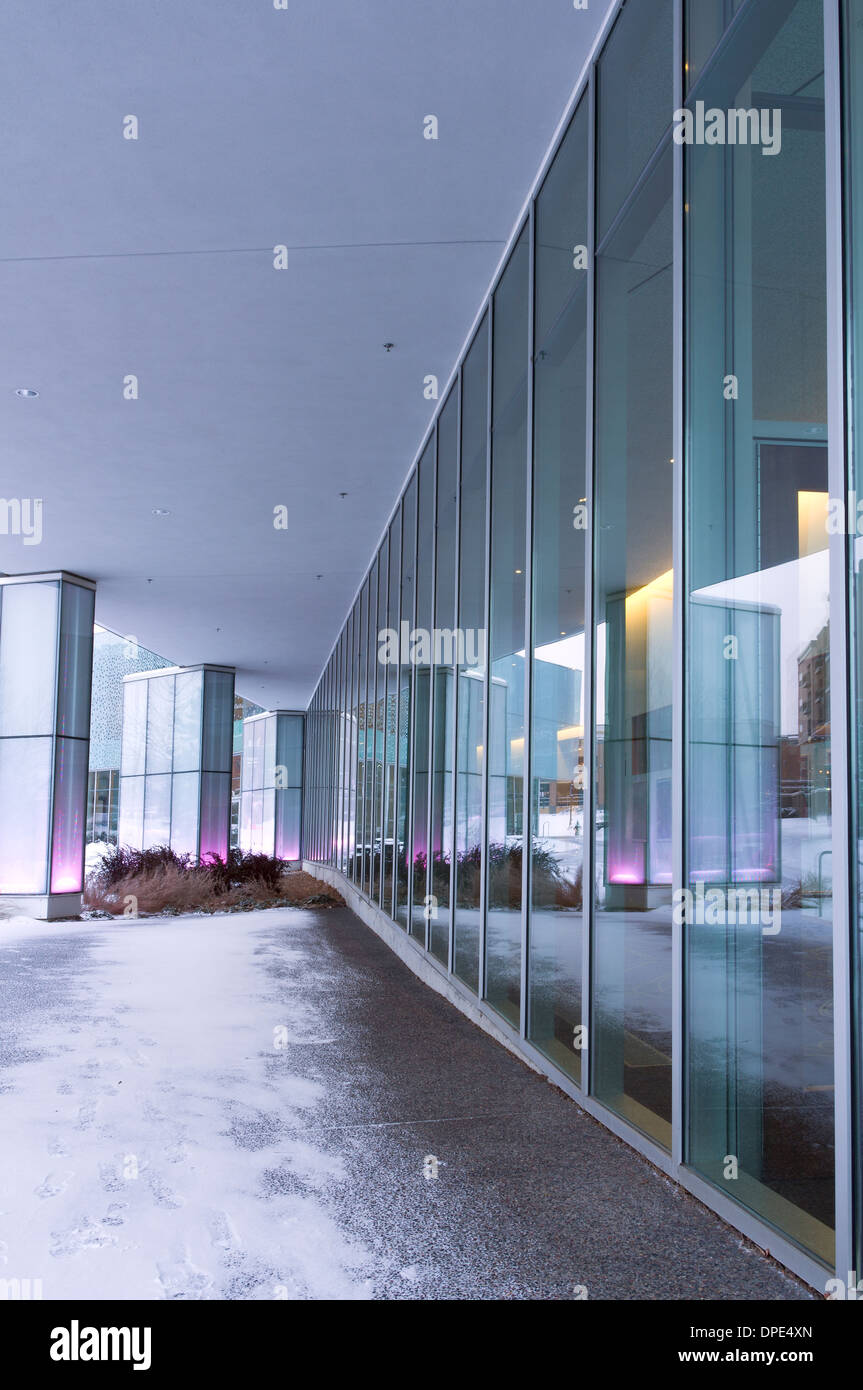 Mur de verre de l'extérieur du centre des arts et des lumières colorées à burnsville minnesota Banque D'Images