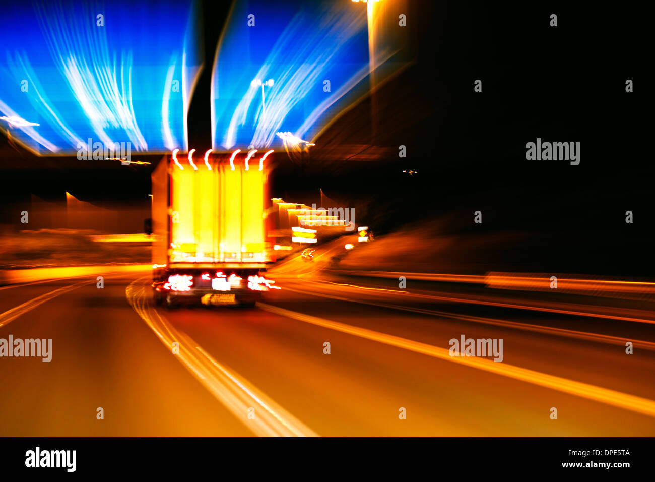 Une impression de style photo de mouvement du trafic sur une autoroute de nuit Banque D'Images