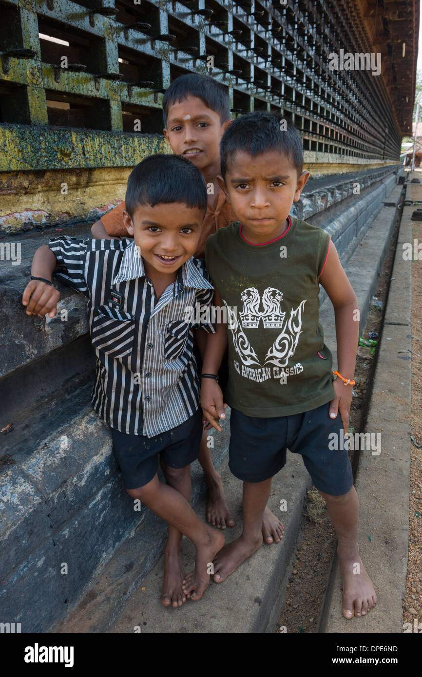 Les petits garçons posant à côté de lampes sur le bâtiment principal de l'Ettumanoor temple Mahadeva, Ettumanoor, près de Kottayam, Kerala, Inde Banque D'Images