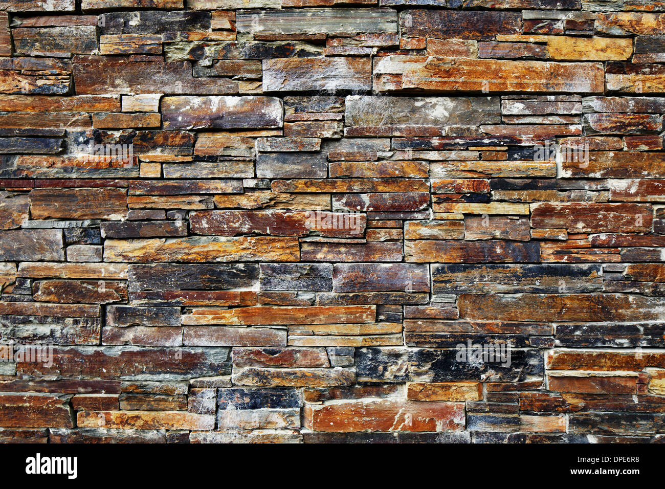 Composition d'un mur de pierre, mur de briques et d'un trottoir Banque D'Images