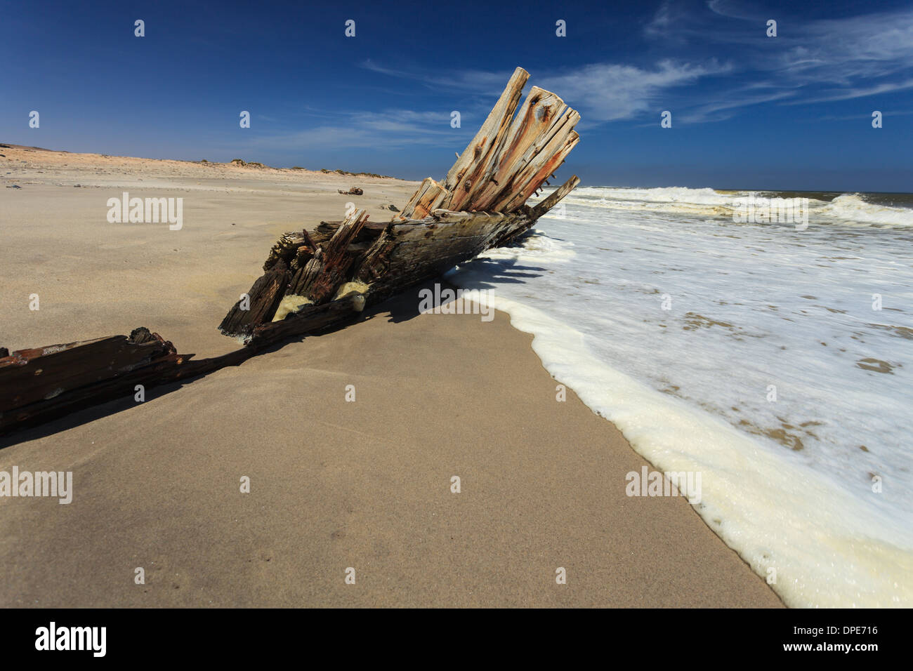 Côtes d'un vieux peuplement naufrage dans l'eau sur les plages de la Côte des Squelettes en Namibie Banque D'Images