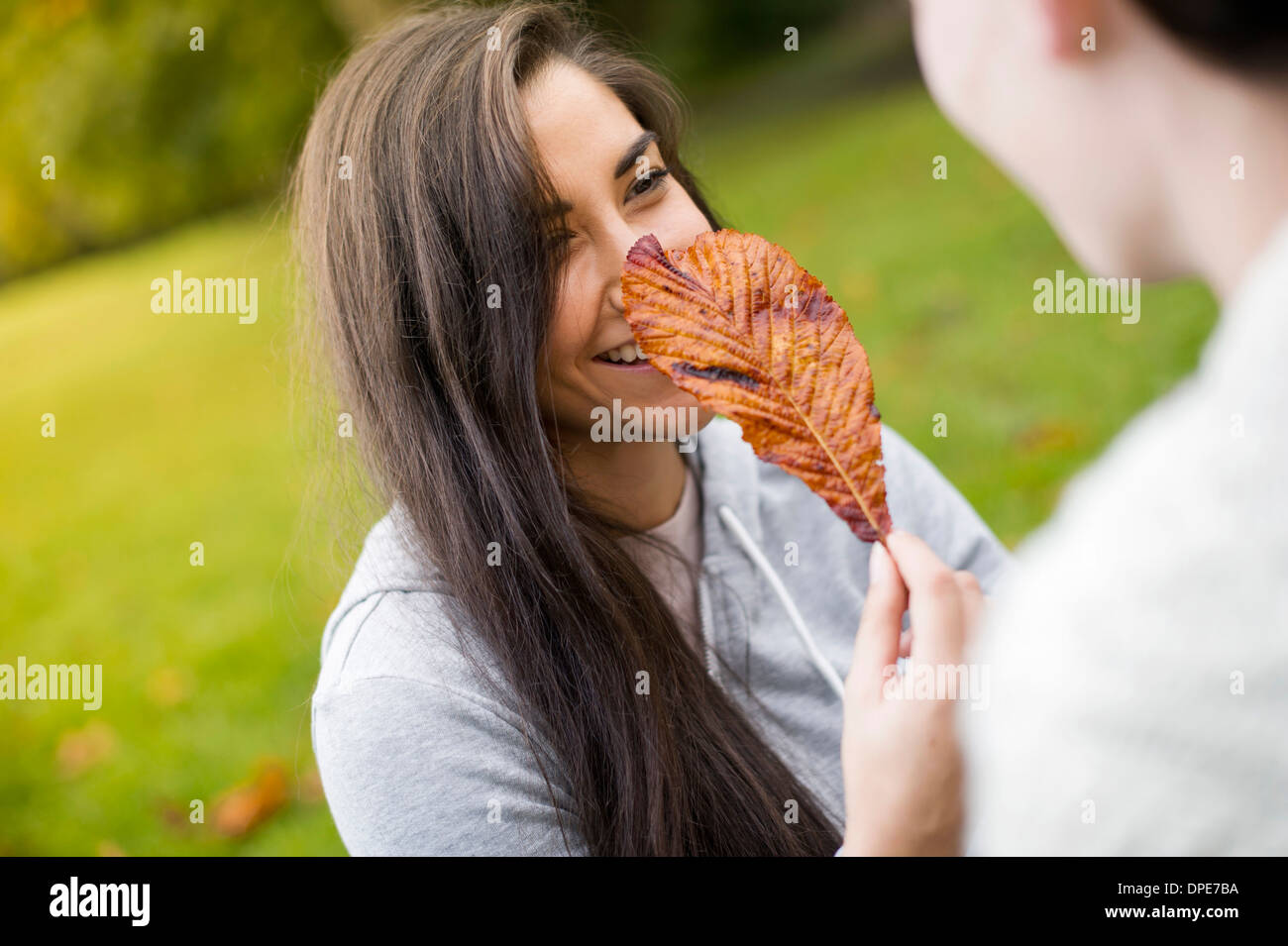 Young woman holding leaf Banque D'Images