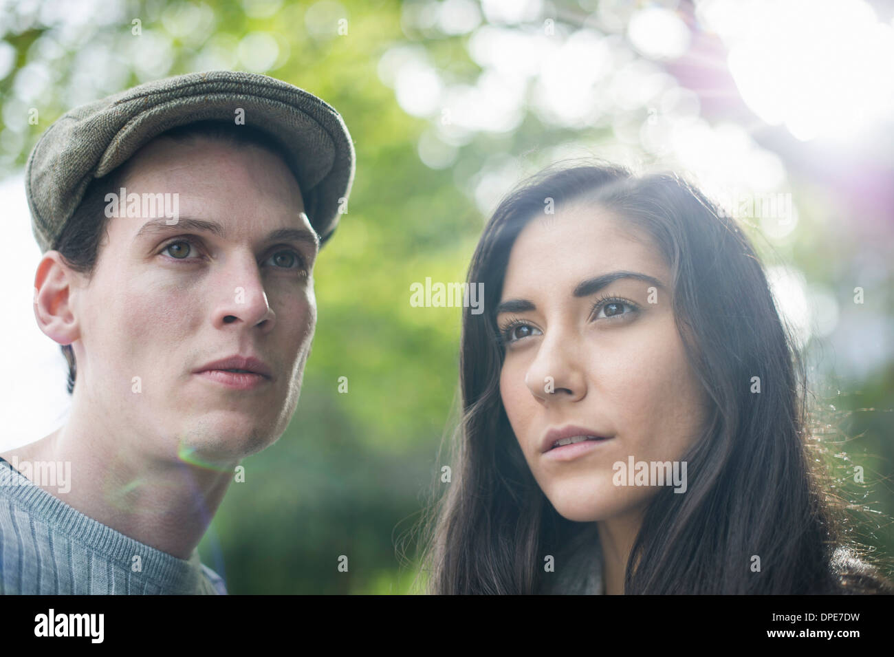 Portrait of young couple, homme portant chapeau plat Banque D'Images