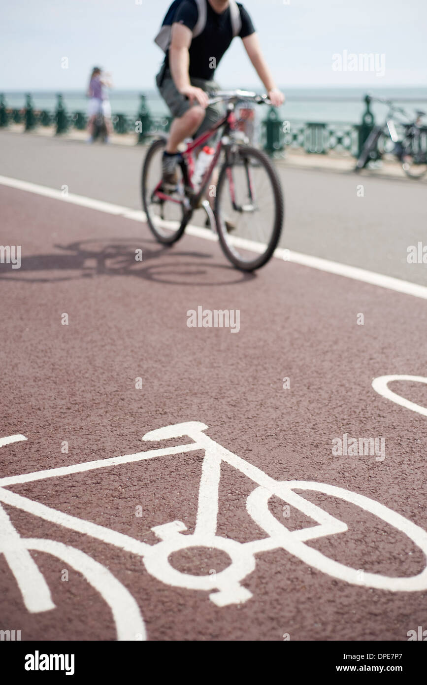 Vélo cycliste le long d'une piste cyclable désignée sur le front de mer de Brighton, Sussex, Angleterre Banque D'Images