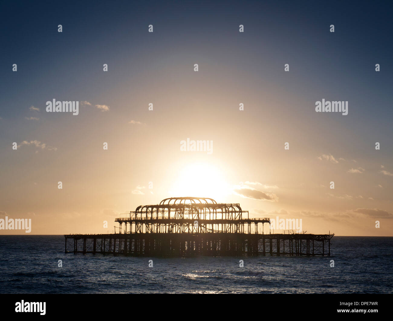 Ancienne jetée de Brighton (Brighton West Pier) au coucher du soleil - Brighton et Hove, East Sussex, England, UK Banque D'Images