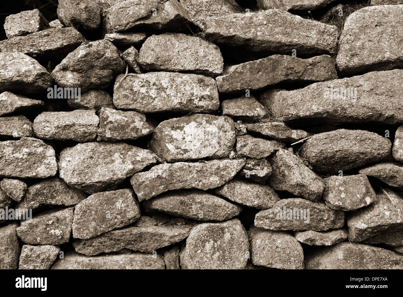 Composition d'un mur de pierre, mur de briques et d'un trottoir Banque D'Images