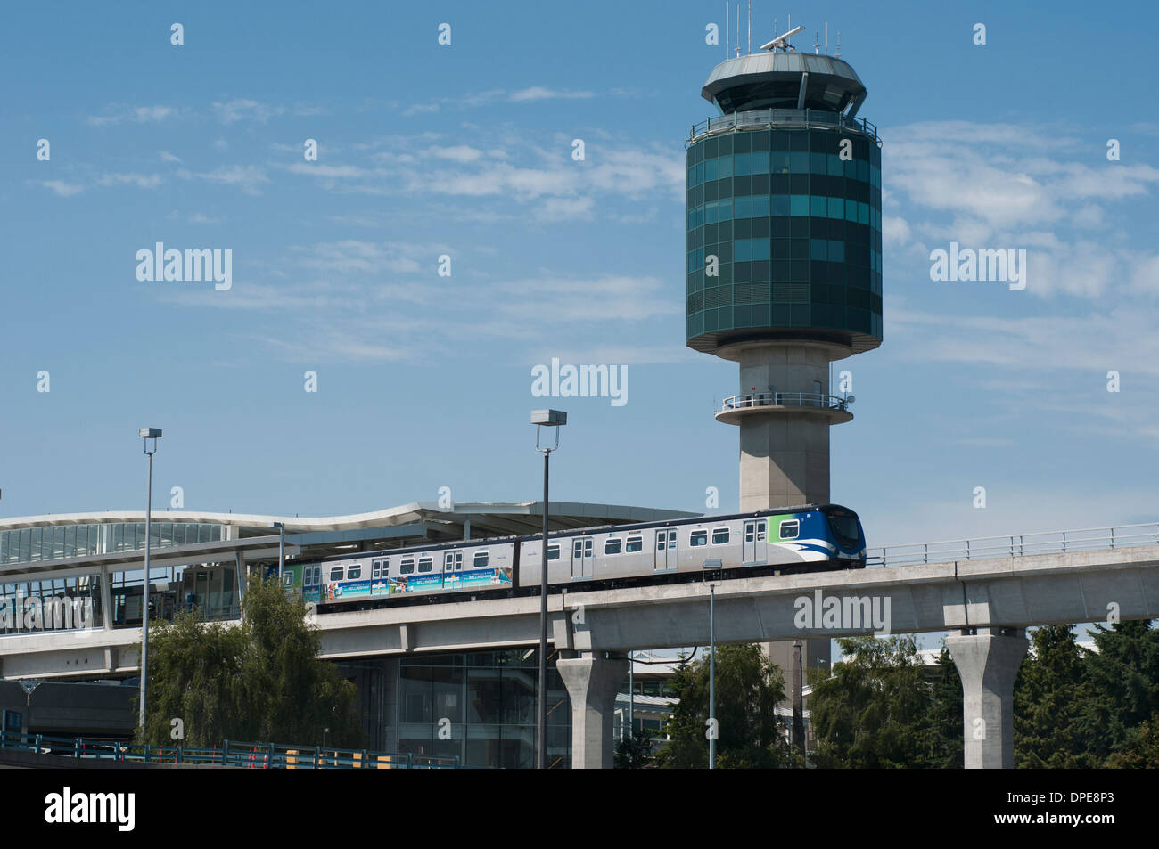 Le Skytrain de quitter le terminal de l'Aéroport International de Vancouver. Banque D'Images