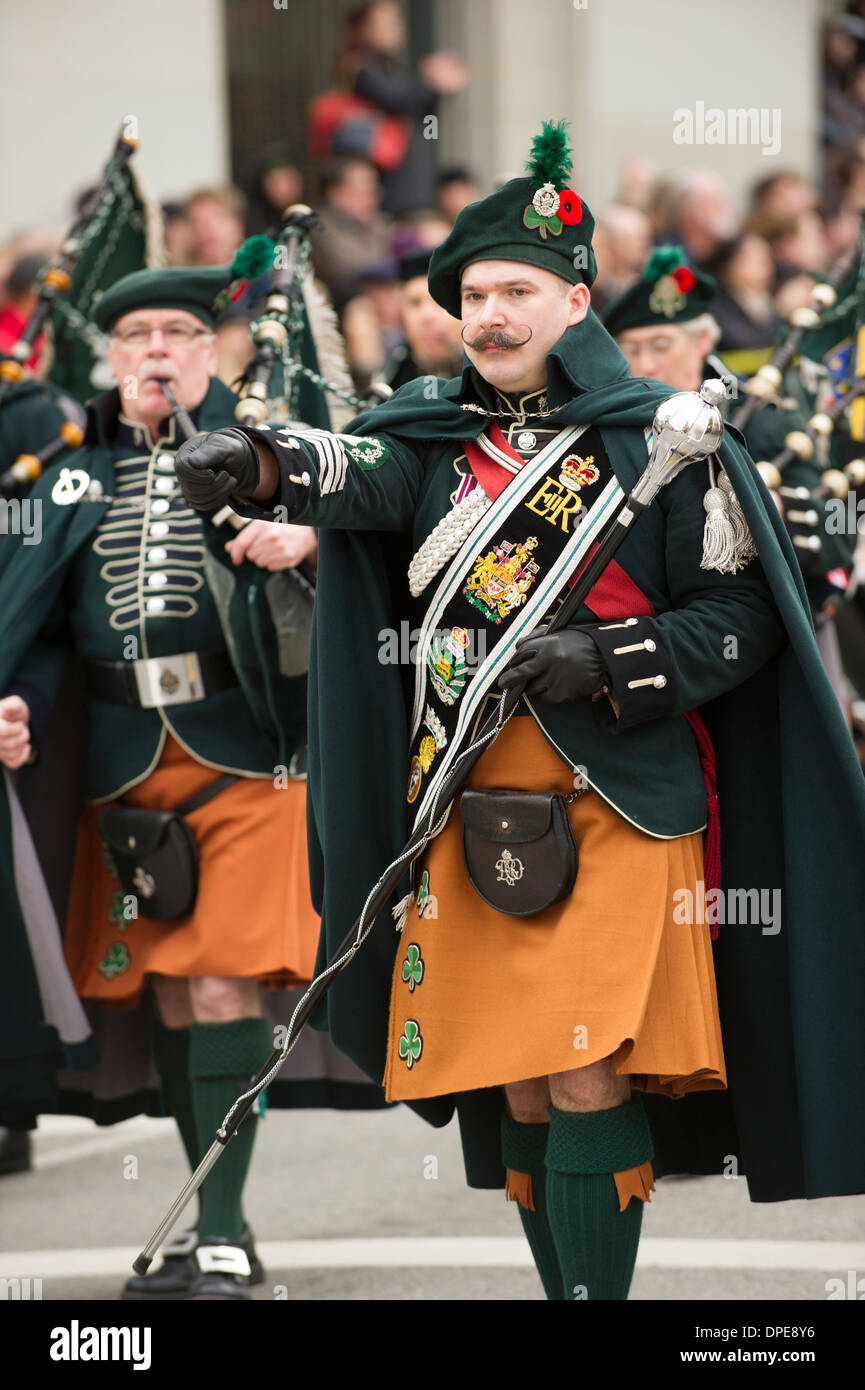 La British Columbia Regiment Pipes and Drums irlandais Vancouver Cérémonie commémorative du Jour du Souvenir. Banque D'Images