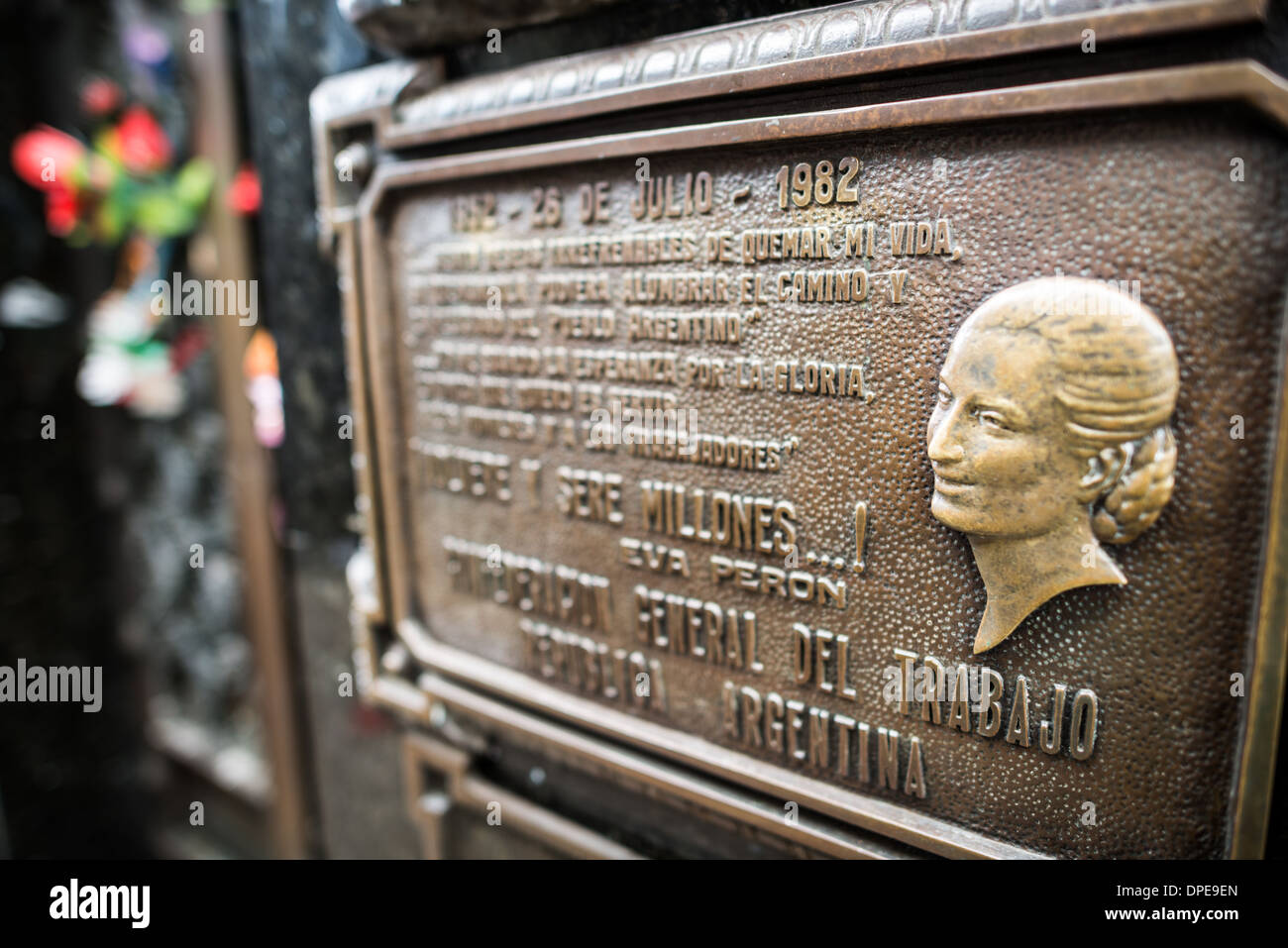 BUENOS AIRES, Argentine — la plaque de marquage sur le caveau de la famille Duarte dans le cimetière de Recoleta (Cementerio de la Recoleta) identifie le dernier lieu de repos d'Eva 'Evita' Perón. Ce marqueur en bronze discret sur le mausolée familial appartient à l'ancienne première Dame d'Argentine, décédée en 1952 à l'âge de 33 ans. Malgré son aspect relativement modeste, le tombeau reste l'un des sites les plus visités du cimetière. Banque D'Images