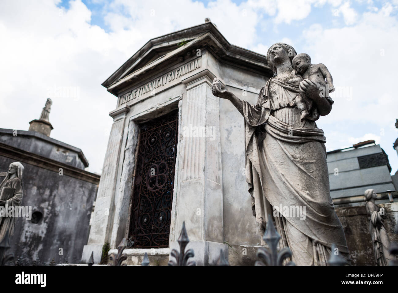 BUENOS AIRES, Argentine — des statues décoratives ornent le mausolée de José de Turriaca et de sa famille au cimetière de Recoleta (Cementerio de la Recoleta). Ces éléments sculpturaux représentent l'art funéraire élaboré typique des tombes familiales éminentes de ce cimetière historique. Les statues illustrent les œuvres mémorielles sophistiquées commandées par de riches familles argentines pendant l'âge d'or du cimetière. Banque D'Images