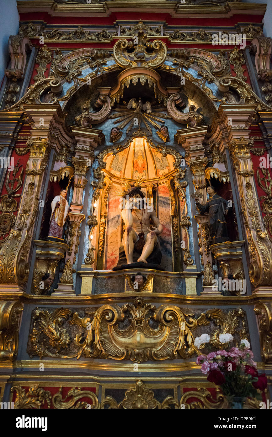 Basílica de Nuestra Señora del Pilar Chapelle latérale Buenos Aires Argentine // BUENOS AIRES, Argentine — Une chapelle latérale richement décorée dans la Basílica de Nuestra Señora del Pilar présente des éléments architecturaux baroques de la période coloniale. La chapelle, qui fait partie de l'église de 1732, illustre la fusion des styles artistiques coloniaux et baroques espagnols. Les éléments décoratifs ornés reflètent les traditions artistiques catholiques de l'Argentine du XVIIIe siècle. Banque D'Images