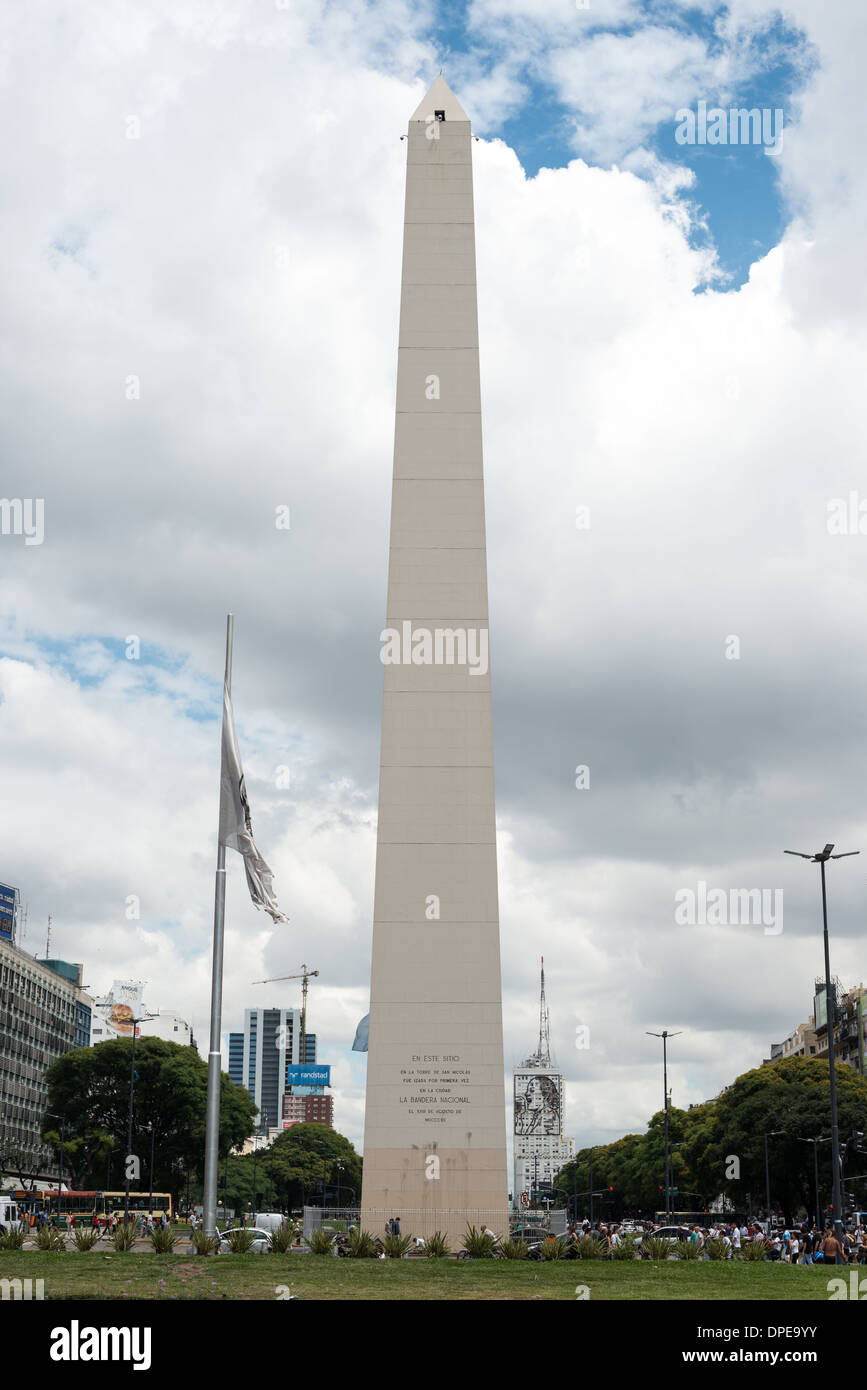 Obélisque de Buenos Aires Plaza de la República Buenos Aires // BUENOS AIRES, Argentine — L'obélisque de Buenos Aires se dresse bien en vue sur la Plaza de la República, dans le centre-ville de Buenos Aires. Construit en 1936 pour commémorer le quatrième centenaire de la première fondation de la ville, ce monument de 67 mètres de haut est devenu un symbole emblématique de la capitale Argentine. L'obélisque a été conçu par l'architecte Alberto Prebisch et marque l'endroit où le drapeau argentin a été hissé pour la première fois dans la ville. Situé à l'intersection de l'Avenida 9 de Julio et de l'Avenida Corrientes, il sert de point de repère central et Banque D'Images