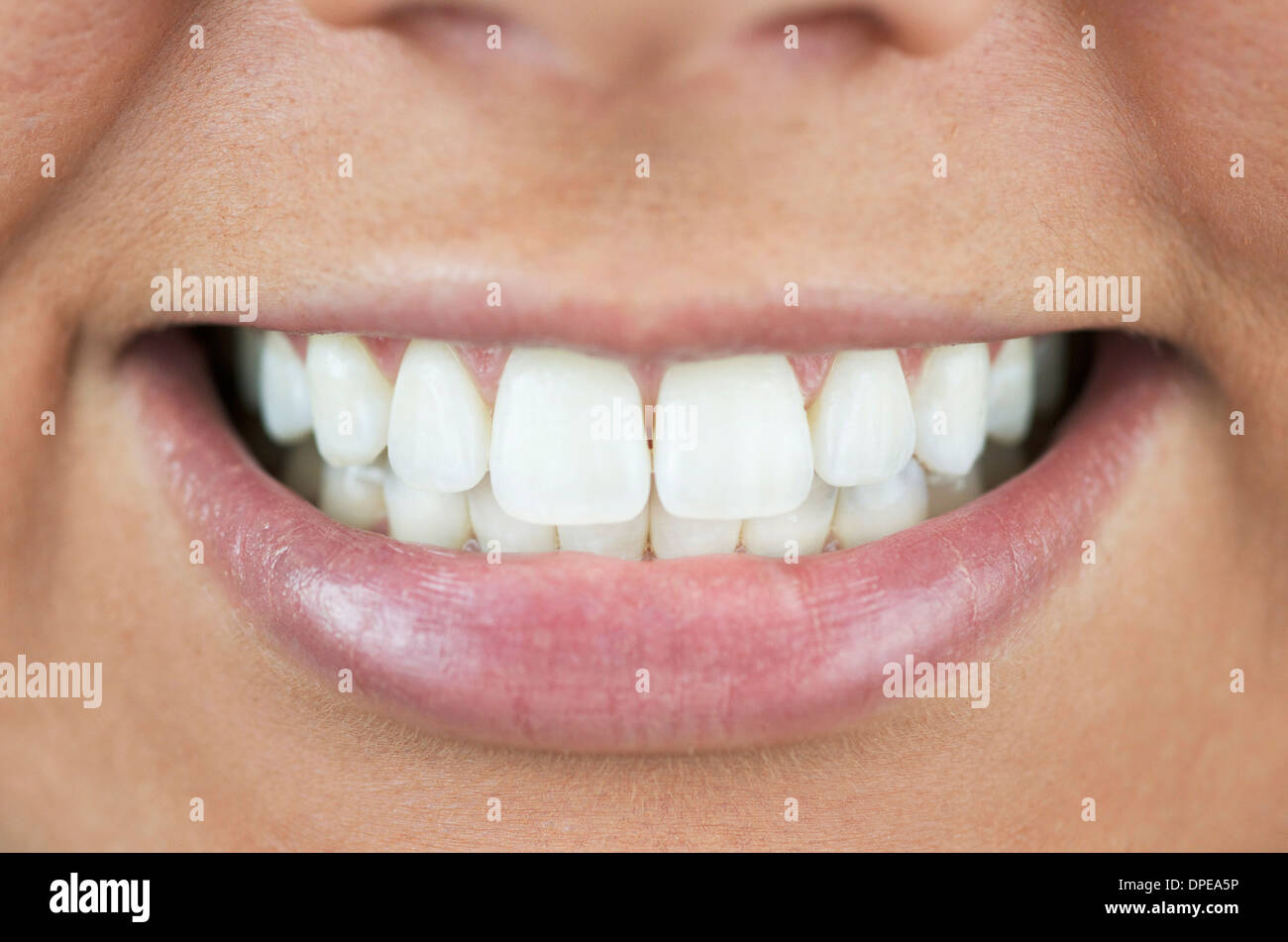 Dents blanches, sourire naturel tout droit d'une femme Banque D'Images