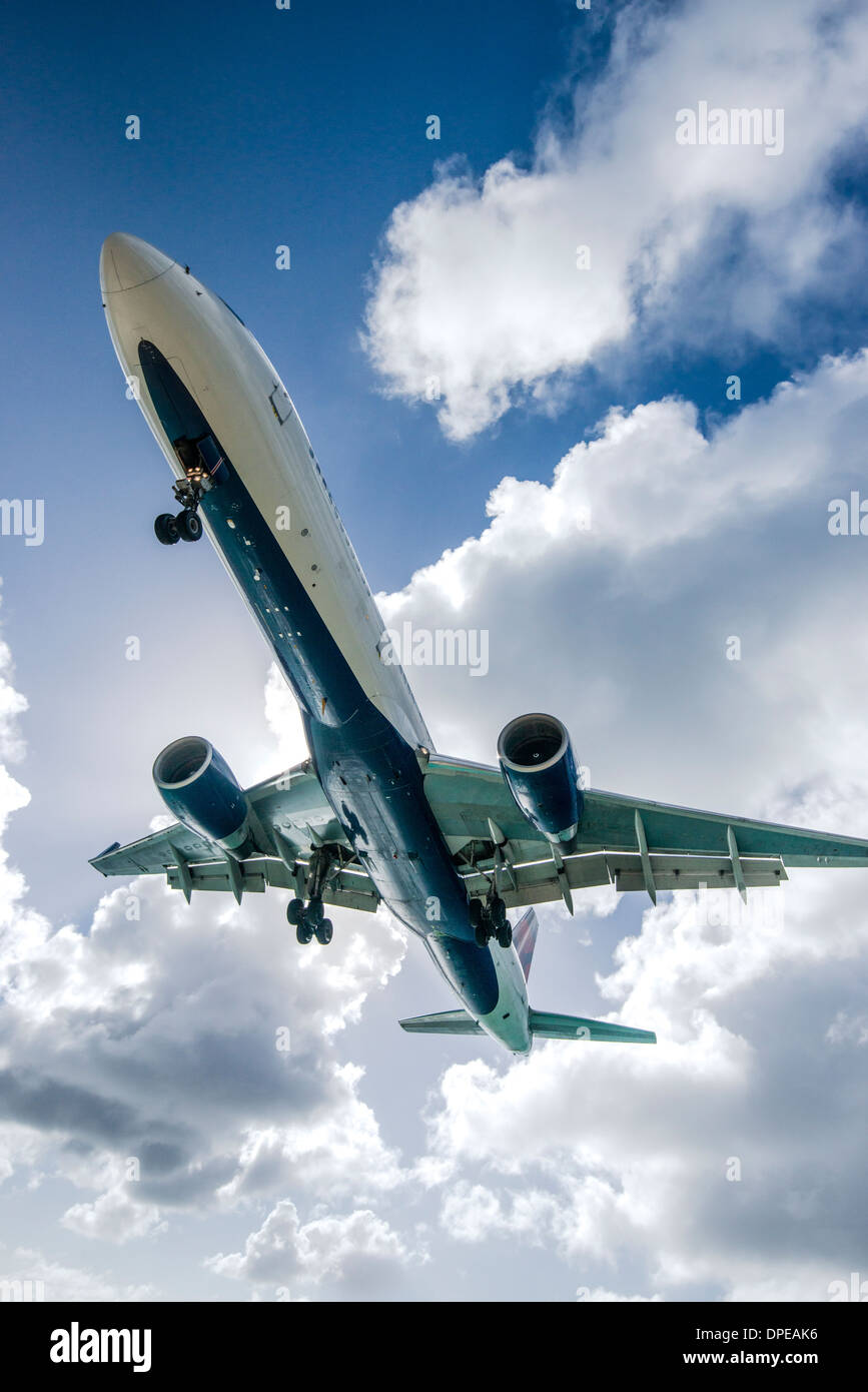 Un avion de l'Aéroport Princess Juliana approches. Banque D'Images